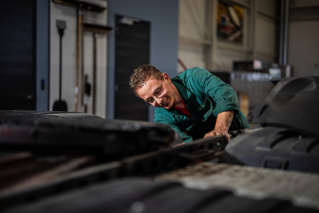 Monteur aan het werk aan een motor in de werkplaats