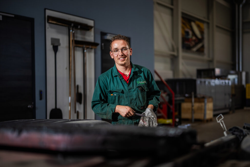 Lachende monteur in de werkplaats