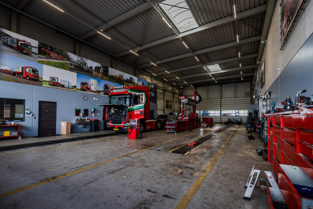 De werkplaatshal met trucks