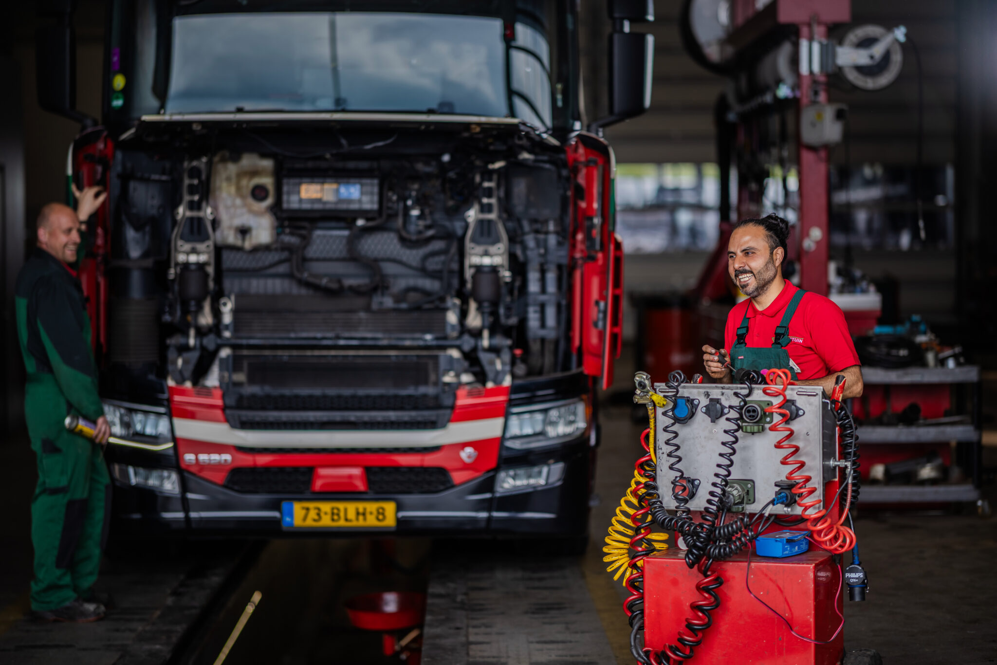 Monteurs aan het werk aan de voorkant van een Vlastuin-truck
