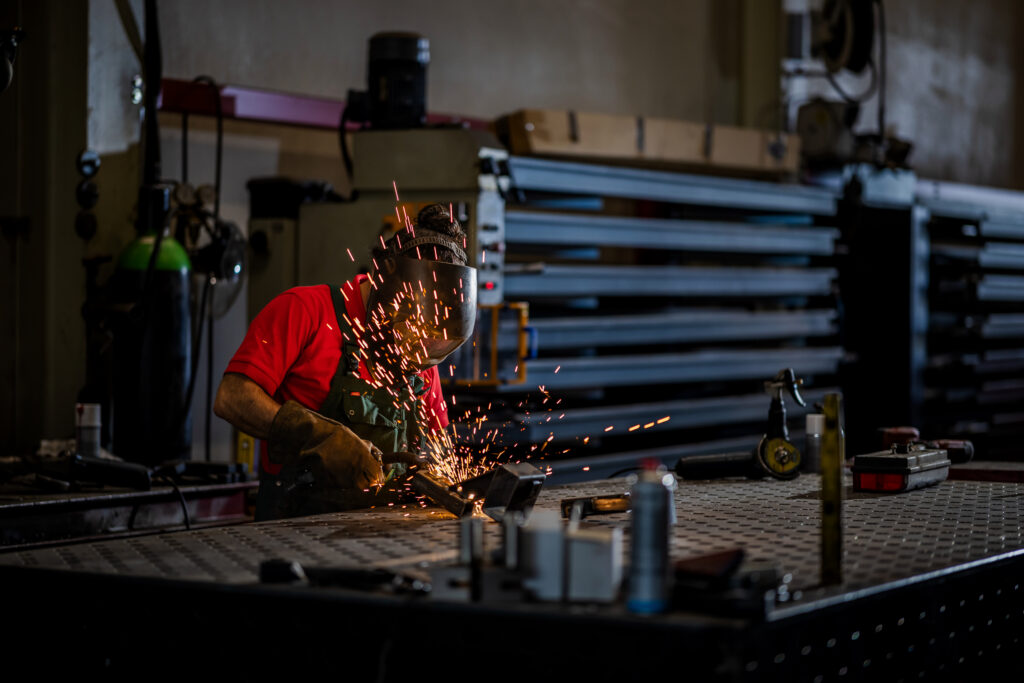 Lasser aan het werk in de werkplaats