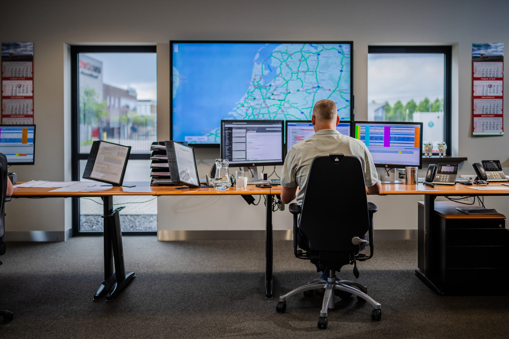 Planner aan het werk voor de grote landkaart met routes