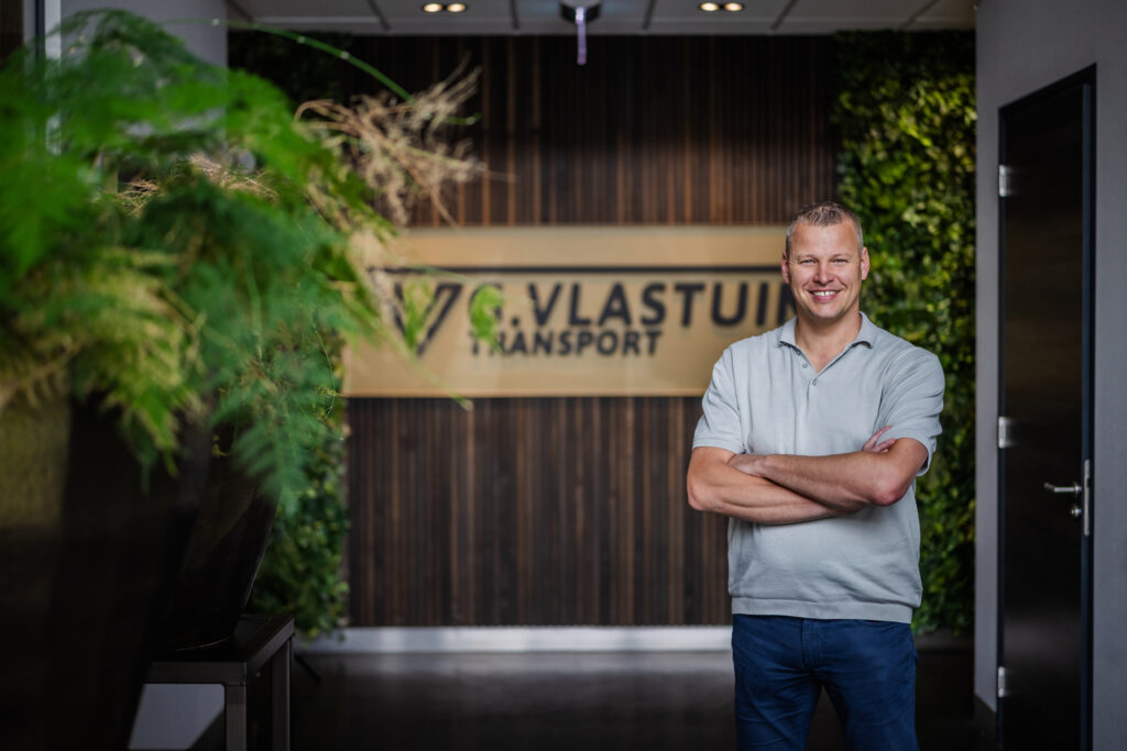 Medewerker bij de entree met het G. Vlastuin-logo