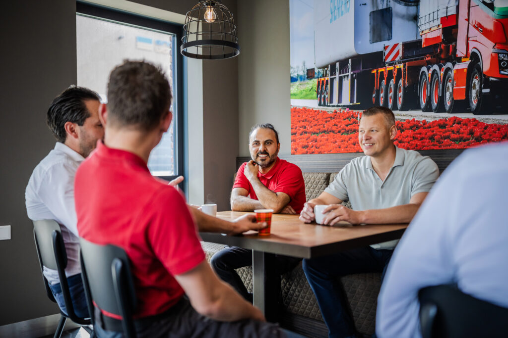 Collega’s samen aan tafel in de kantine