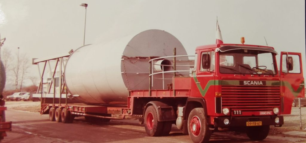 Historische foto: Vlastuin Scania met een silo op de oplegger