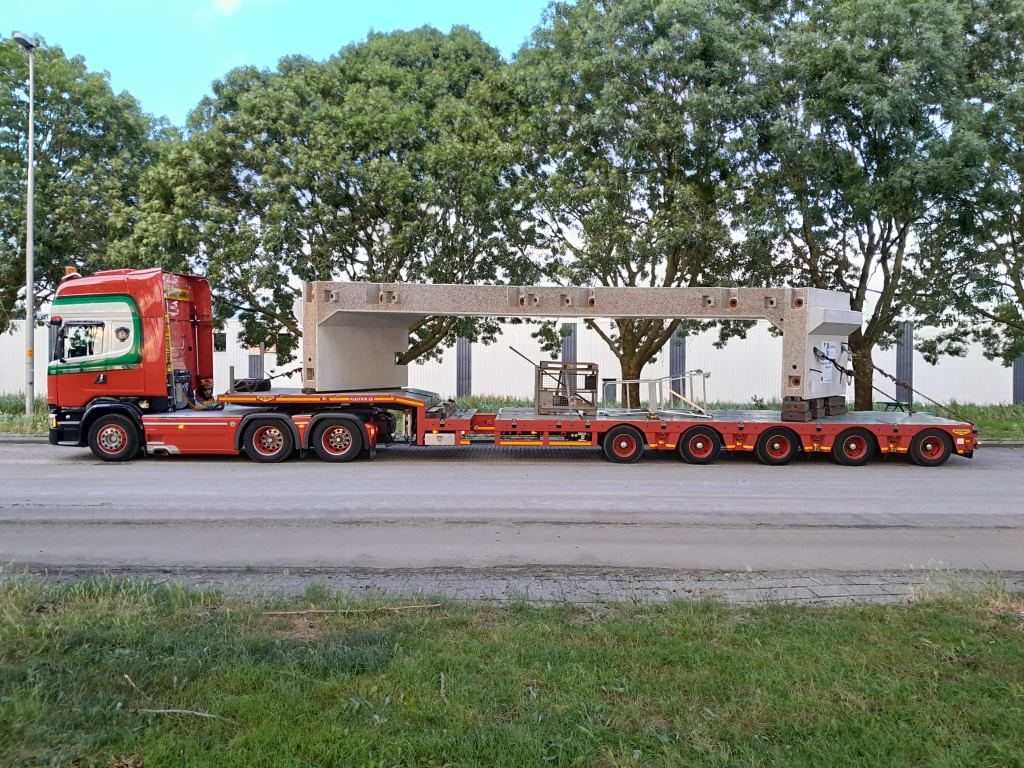 Vlastuin-transport van een betonnen tunnelbak voor de renovatie van de A27