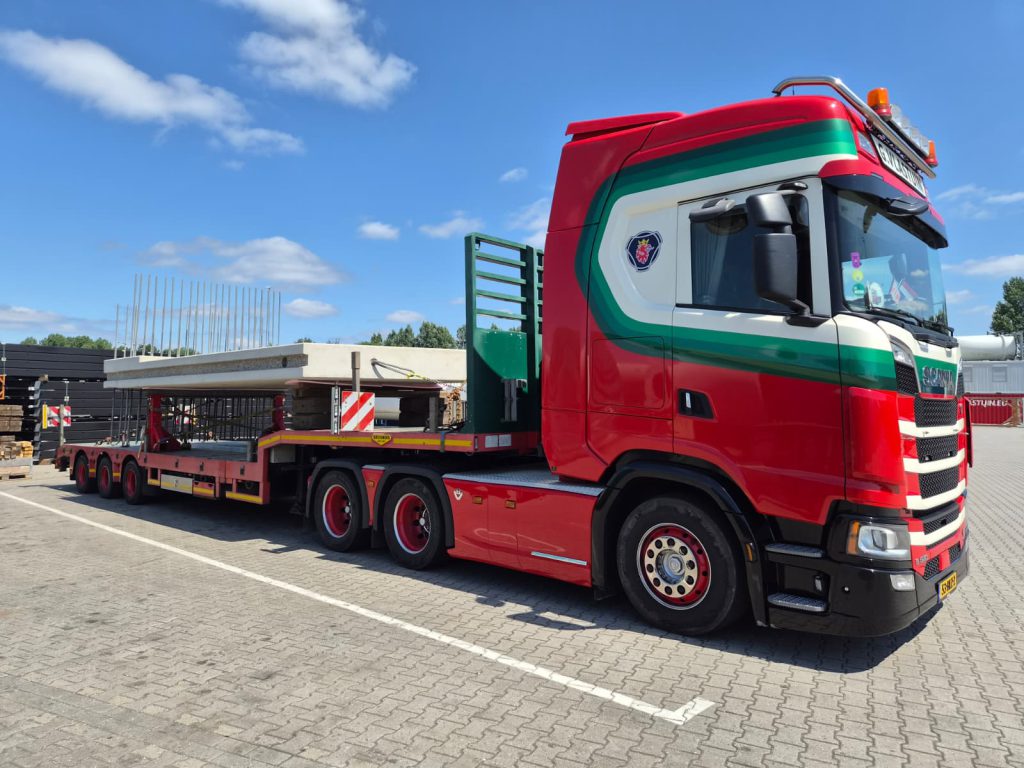 Vlastuin-transport van een betonnen tunnelbak voor de renovatie van de A27