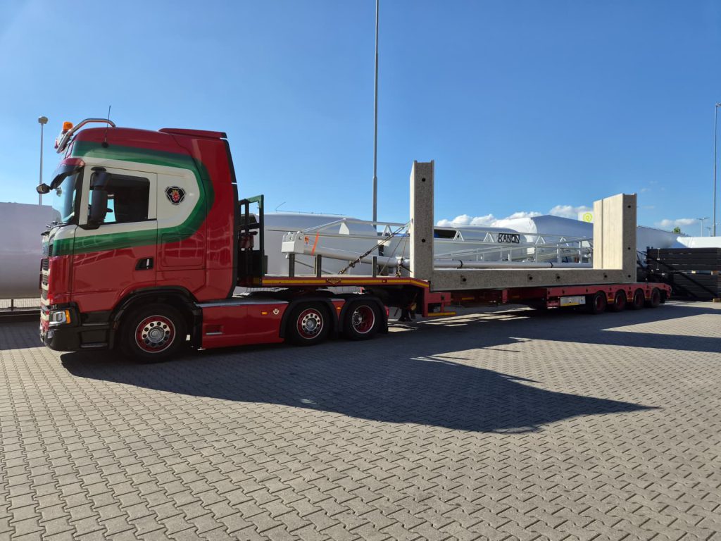 Vlastuin-transport van een betonnen tunnelbak voor de renovatie van de A27