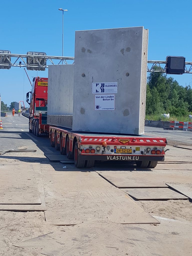 Vlastuin-transport van een betonnen tunnelbak voor de renovatie van de A27