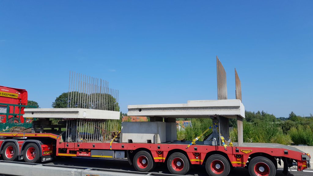 Vlastuin-transport van een betonnen tunnelbak voor de renovatie van de A27