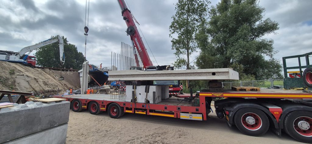 Vlastuin-transport van een betonnen tunnelbak voor de renovatie van de A27