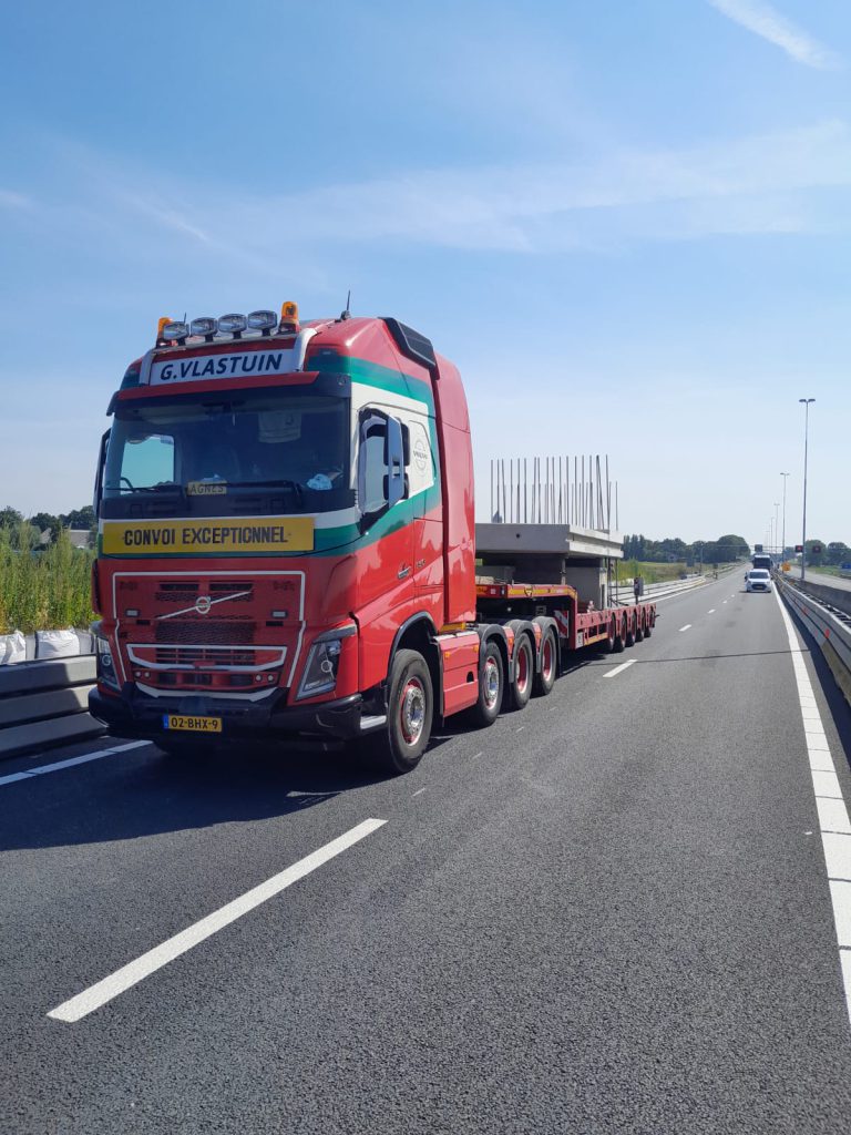Vlastuin-transport van een betonnen tunnelbak voor de renovatie van de A27