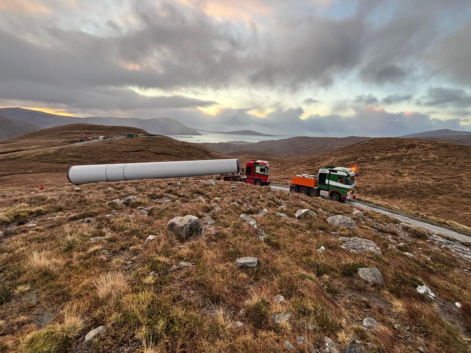 Vlastuin-transport van een windturbineonderdeel op de Isle of Harris