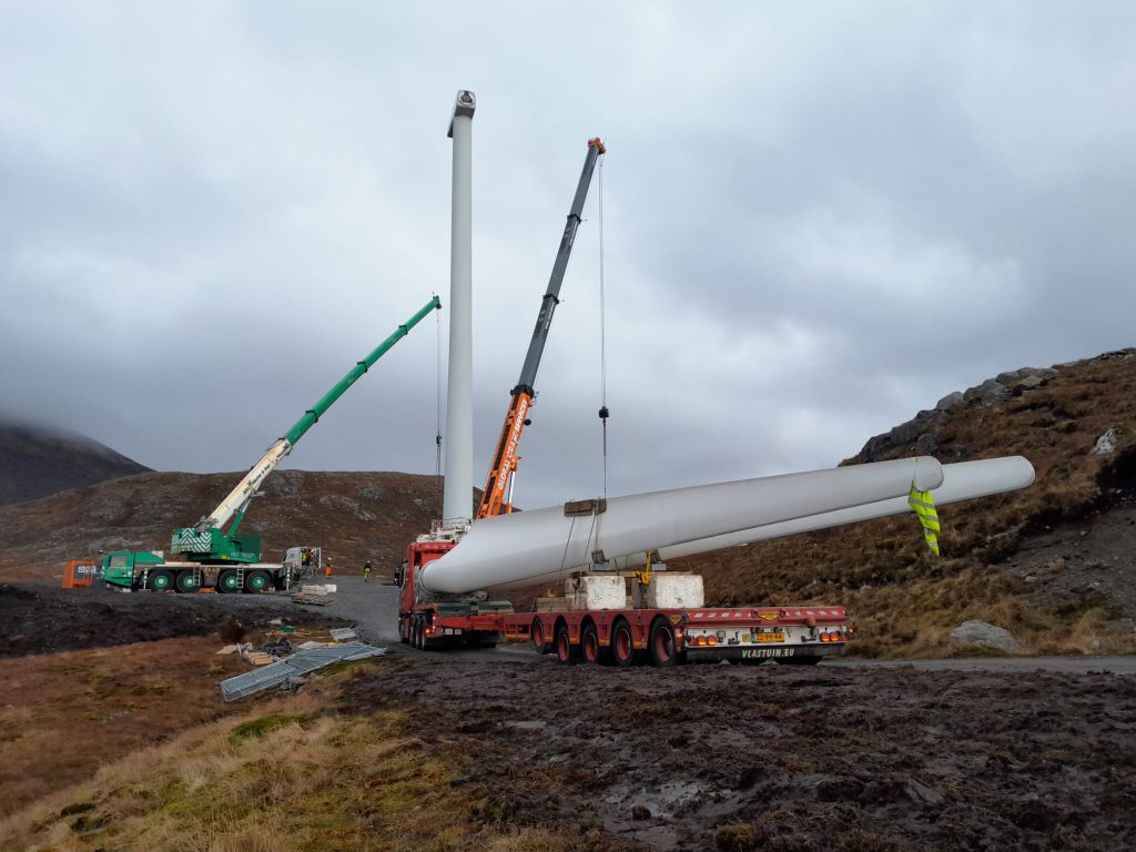 Vlastuin-transport van een windturbineonderdeel op de Isle of Harris