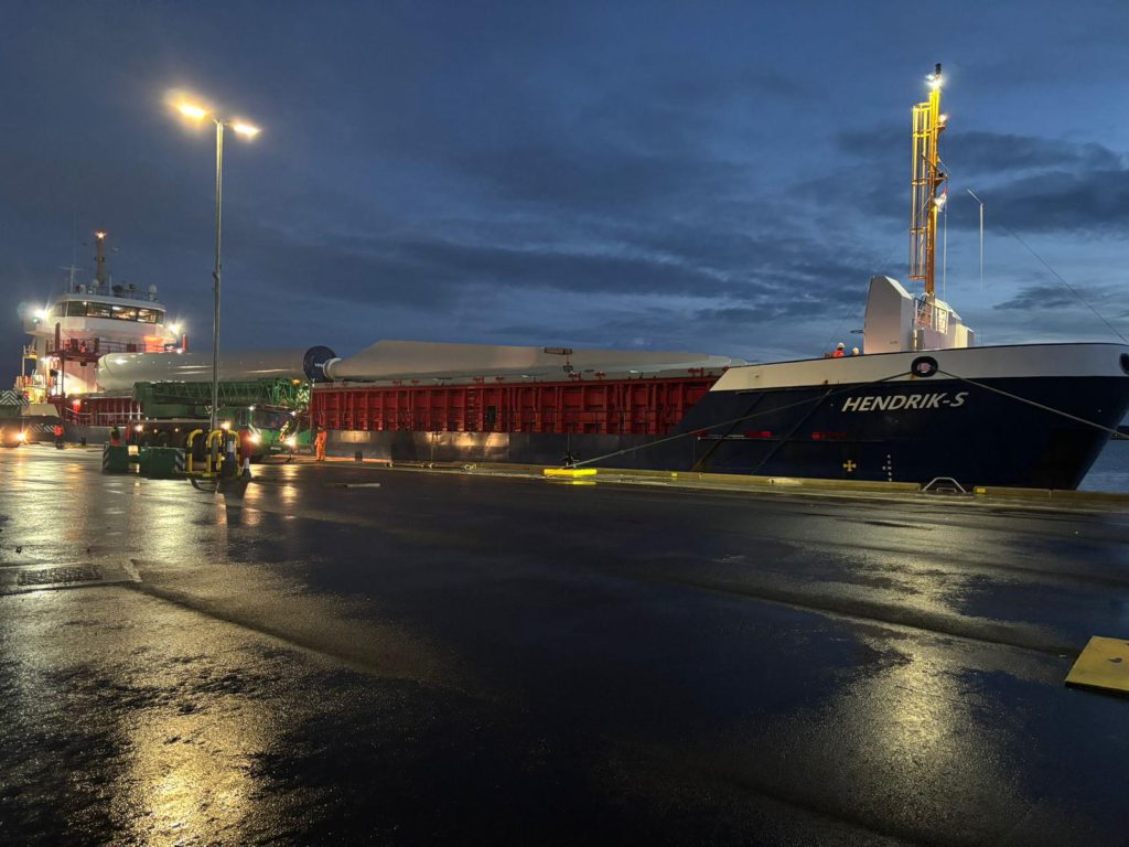 Vlastuin-transport van een windturbineonderdeel op de Isle of Harris