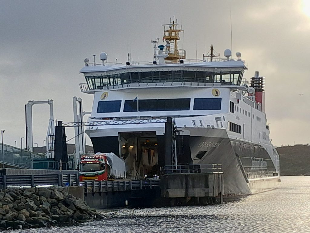 Vlastuin-transport van een windturbineonderdeel op de Isle of Harris