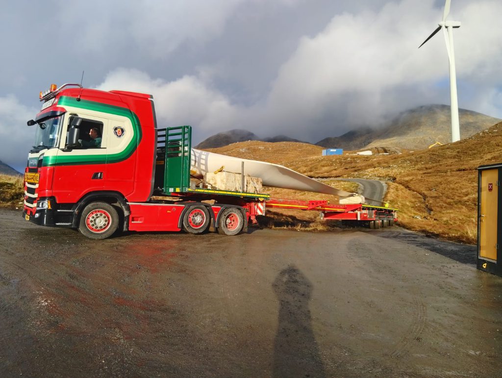 Vlastuin-transport van een windturbineonderdeel op de Isle of Harris