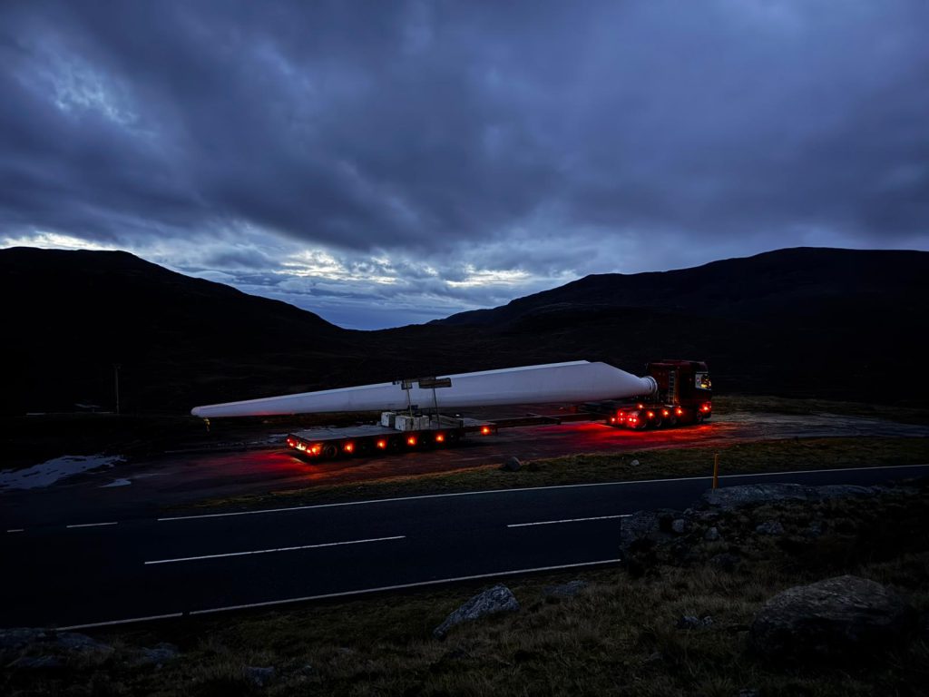 Vlastuin-transport van een windturbineonderdeel op de Isle of Harris