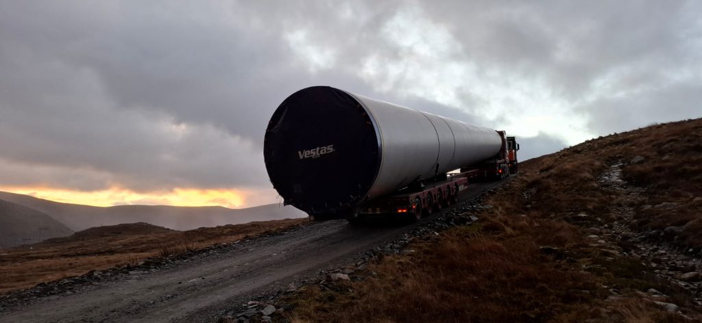 Vlastuin-transport van een windturbineonderdeel op de Isle of Harris