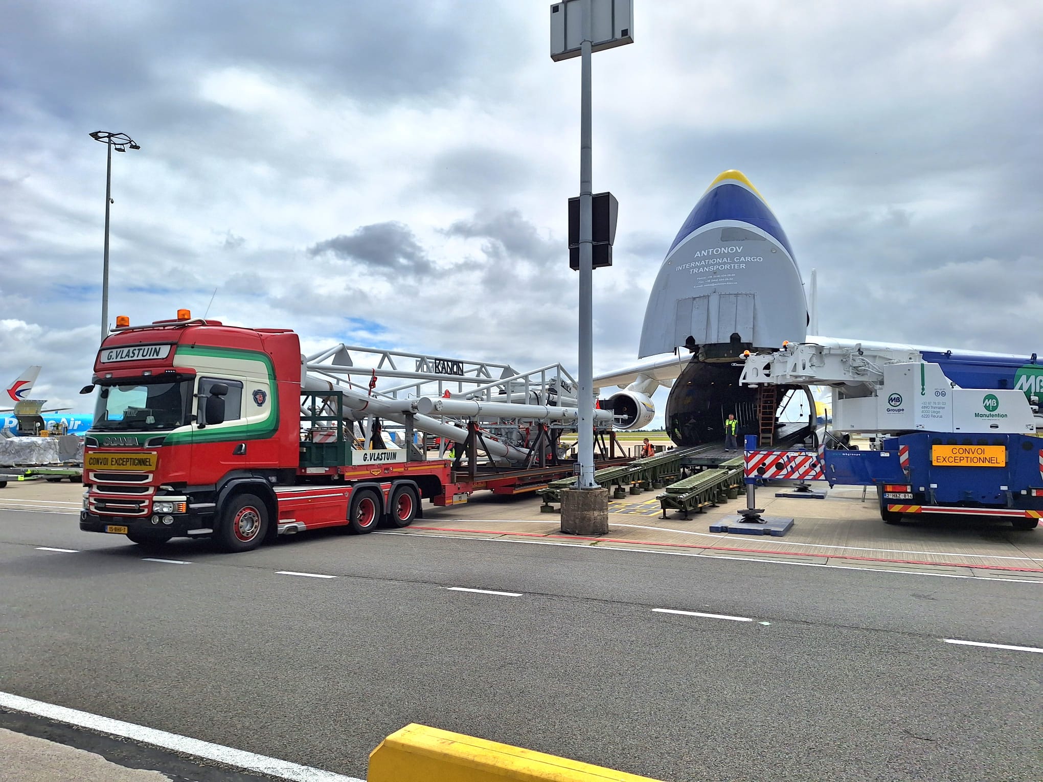 Vlastuin-transport van scheepslaadarmen bij een Antonov-vrachtvliegtuig op de luchthaven van Luik