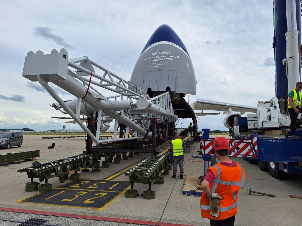 Vlastuin-transport van scheepslaadarmen bij een Antonov-vrachtvliegtuig op de luchthaven van Luik