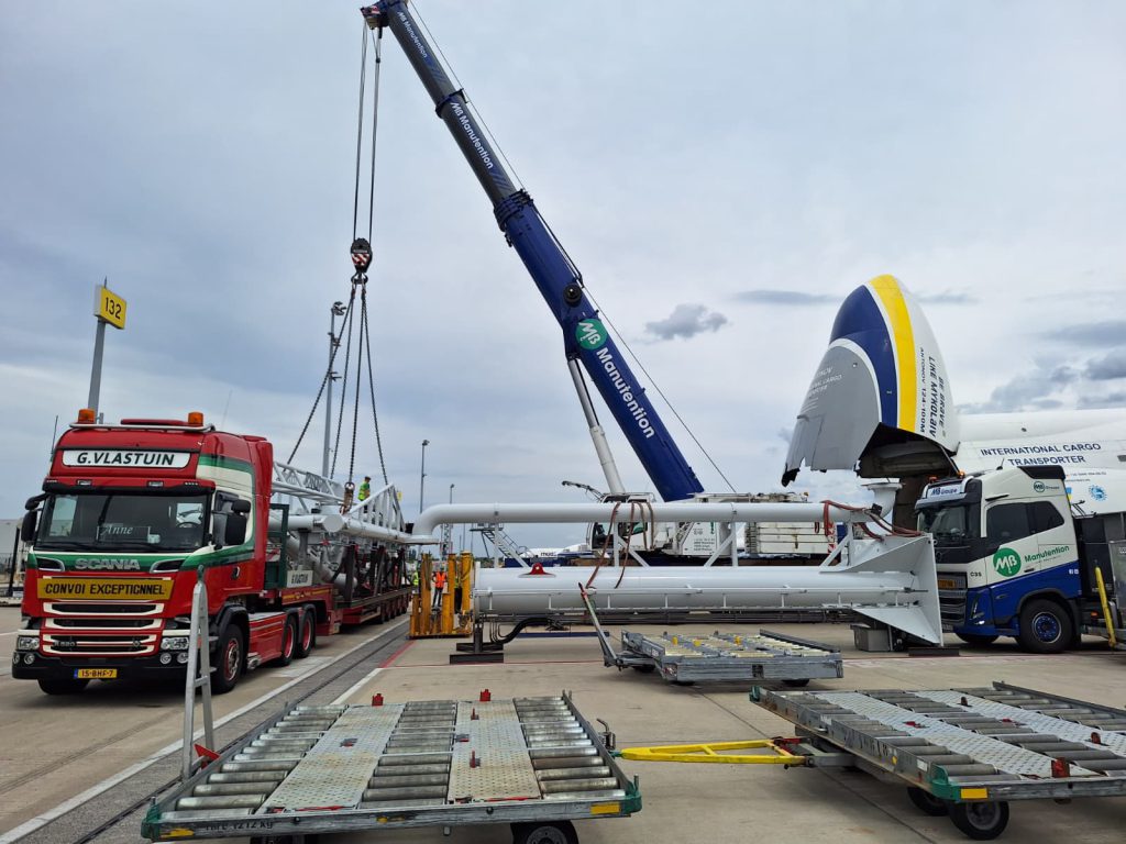 Vlastuin-transport van scheepslaadarmen bij een Antonov-vrachtvliegtuig op de luchthaven van Luik