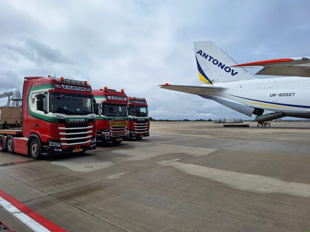 Vlastuin-transport van scheepslaadarmen bij een Antonov-vrachtvliegtuig op de luchthaven van Luik