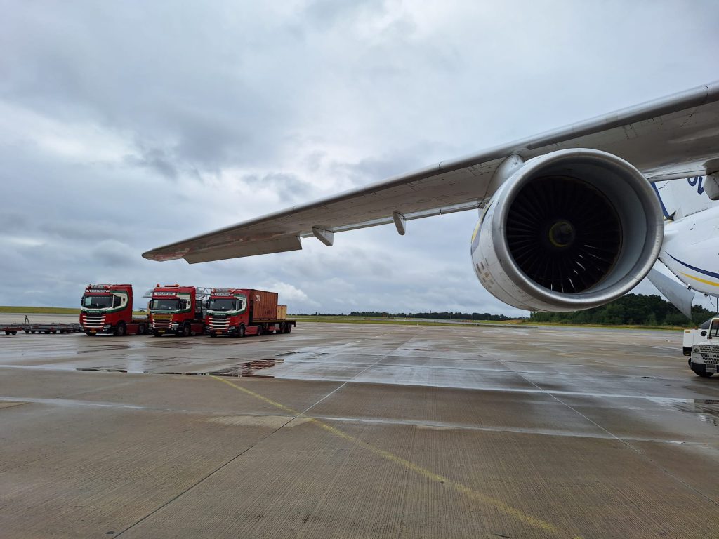 Vlastuin-transport van scheepslaadarmen bij een Antonov-vrachtvliegtuig op de luchthaven van Luik