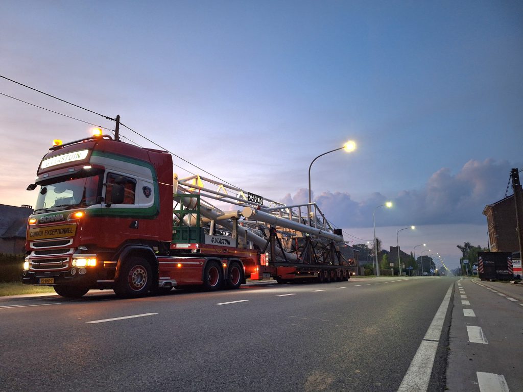 Vlastuin-transport van scheepslaadarmen bij een Antonov-vrachtvliegtuig op de luchthaven van Luik