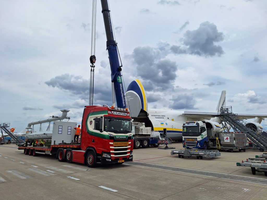 Vlastuin-transport van scheepslaadarmen bij een Antonov-vrachtvliegtuig op de luchthaven van Luik