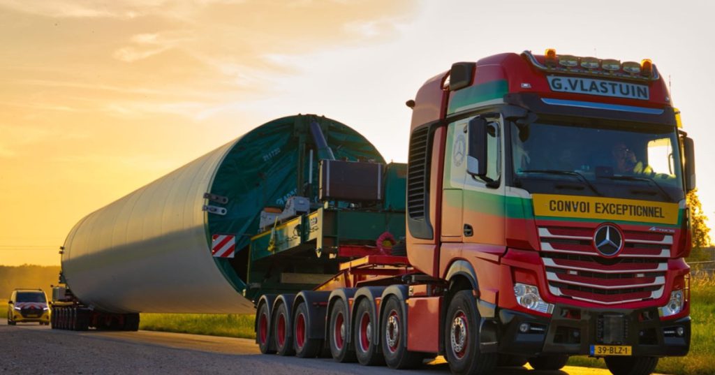 Vlastuin-truck met een grote tank als speciaal transport